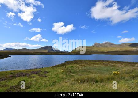 Lochan an AIS, Cul Beag, Cul Mor und Stac Polaidh an einem klaren, sonnigen Tag an der Nordküste 500 im Nordwesten der Highlands von Schottland, Großbritannien Stockfoto