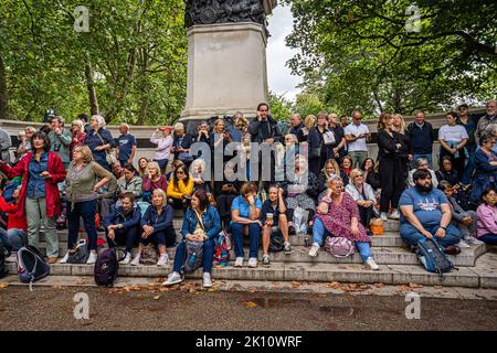 Whitehall London, Großbritannien. 14. September 2022. Große Menschenmengen besetzen jeden Aussichtspunkt der Mall, um die Prozession für den Liegenden Staat auf dem Weg entlang Whitehall zu beobachten, und der Sarg wird vom Buckingham Palace nach Westminster Hallon, einer Waffenkarriage der Königstruppe Royal Horse Artillery, gebracht, wo sie bis zum Ende im Zustand liegen wird Am frühen Morgen ihrer Beerdigung. Königin Elizabeth II. Starb am 8. September 2022 in Balmoral Castle in Schottland und wird von ihrem ältesten Sohn, König Charles III, abgelöst.Quelle: amer ghazzal/Alamy Live News Stockfoto