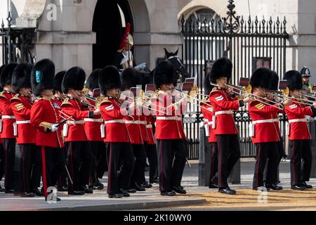 London, Großbritannien. 14. September 2022. Die Grenedier Guards nehmen an der Zeremonie der Sargprozession der Königin Teil, gefolgt von König Charles III. Und der unmittelbaren königlichen Familie in Whitehall, London, Großbritannien, 14.. September 2022 (Foto von Richard Washbrooke/News Images) in London, Großbritannien am 9/14/2022. (Foto von Richard Washbrooke/News Images/Sipa USA) Quelle: SIPA USA/Alamy Live News Stockfoto