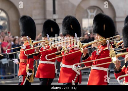 London, Großbritannien. 14. September 2022. Die Grenedier Guards nehmen an der Zeremonie der Sargprozession der Königin Teil, gefolgt von König Charles III. Und der unmittelbaren königlichen Familie in Whitehall, London, Großbritannien, 14.. September 2022 (Foto von Richard Washbrooke/News Images) in London, Großbritannien am 9/14/2022. (Foto von Richard Washbrooke/News Images/Sipa USA) Quelle: SIPA USA/Alamy Live News Stockfoto