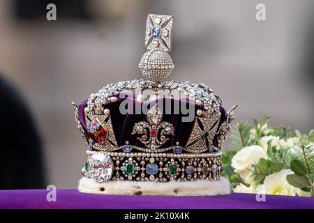 Der Sarg von Königin Elizabeth II. Wird in einer Prozession auf einer Waffenkarriage der Königstruppe Royal Horse Artillery aufgenommen. Der Coffin ist mit dem Royal Standard drapiert, wobei die Imperial State Crown an der Spitze steht, gefolgt von König Charles III. Und der unmittelbaren königlichen Familie in Whitehall, London, Großbritannien, 14.. September 2022 (Foto von Richard Washbrooke/News Images) Stockfoto