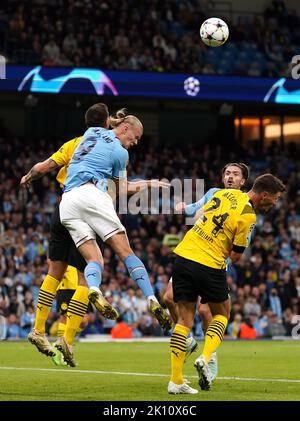 Niklas Sule von Borussia Dortmund und Erling Haaland von Manchester City in Aktion während des UEFA Champions League Group G-Spiels im Etihad Stadium in Manchester. Bilddatum: Mittwoch, 14. September 2022. Stockfoto