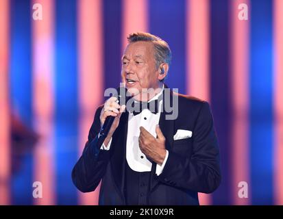 Köln, Deutschland. 14. September 2022. Sänger Roland Kaiser tritt bei den Deutschen Fernsehpreisen 2022 auf. Die zweitägige Verleihung des Deutschen Fernsehpreises geht mit einer Primetime-Show weiter. Quelle: Marius Becker/dpa/Alamy Live News Stockfoto