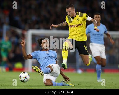 Manchester, Großbritannien. 14. September 2022. Nathan Ake von Manchester City tagt Marco Reus von Borussia Dortmund während des UEFA Champions League-Spiels im Etihad Stadium in Manchester. Bildnachweis sollte lauten: Darren Staples/Sportimage Credit: Sportimage/Alamy Live News Stockfoto