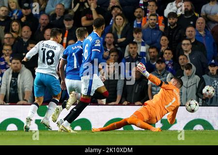 Rangers-Torhüter Allan McGregor rettet sich vor Napoli's Giovanni Simeone während des Spiels der UEFA Champions League Group A im Ibrox Stadium, Glasgow. Bilddatum: Mittwoch, 14. September 2022. Stockfoto