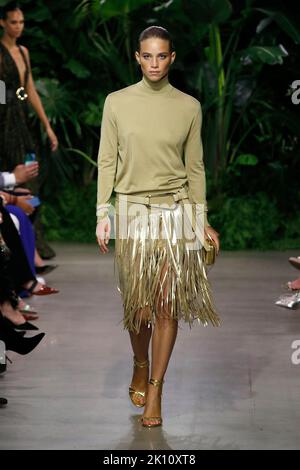 New York, USA. 14. September 2022. Model Rebecca Leigh Longendyke geht auf der Fashion Show von Michael Kors während der Spring Summer 2023 Collections Fashion Show auf der New York Fashion Week am 14 2022. September in New York, NY, auf den Laufsteg. (Foto von Jonas Gustavsson/Sipa USA) Quelle: SIPA USA/Alamy Live News Stockfoto