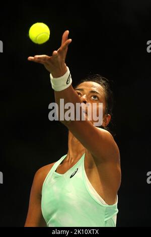 Chennai, Tamil Nadu, Indien. 14. September 2022. Der indische Tennisspieler Karman Kaur Thandi im Einsatz gegen den kanadischen Tennisspieler Eugenie Bouchard während der WTA Tour Chennai Open 2022 Tennisturnier in Chennai. (Bild: © Sri Loganathan/ZUMA Press Wire) Bild: ZUMA Press, Inc./Alamy Live News Stockfoto