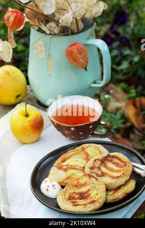 Pfannkuchen mit Vollkornbrot, serviert mit Tee im Garten. Rustikaler Stil. Stockfoto