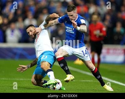 Napoli's Matteo Politano (links) und Ryan Kent der Rangers kämpfen während des UEFA Champions League Group A-Spiels im Ibrox Stadium, Glasgow, um den Ball. Bilddatum: Mittwoch, 14. September 2022. Stockfoto