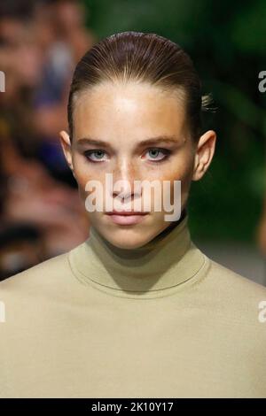 Model Rebecca Leigh Longendyke geht auf der Fashion Show von Michael Kors während der Spring Summer 2023 Collections Fashion Show auf der New York Fashion Week am 14 2022. September in New York, NY, auf den Laufsteg. (Foto von Jonas Gustavsson/Sipa USA) Stockfoto