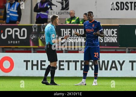 Marvin Ekpiteta #21 von Blackpool spricht mit Schiedsrichter Michael Salisbury, nachdem er das erste Tor der Sky Bet Championship im New York Stadium, Rotherham, Großbritannien, 14.. September 2022, gewonnen hat (Foto von Craig Thomas/News Images) Stockfoto