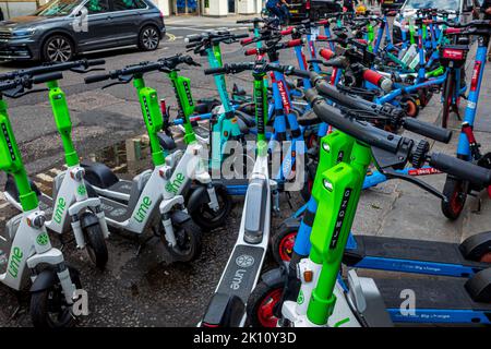 E-Scooter Congestion London - E-Scooter London - E-Scooter geparkt in ausgewiesenen Platz in Central London. Zugelassene E-Scooter zum Mieten in London. Stockfoto