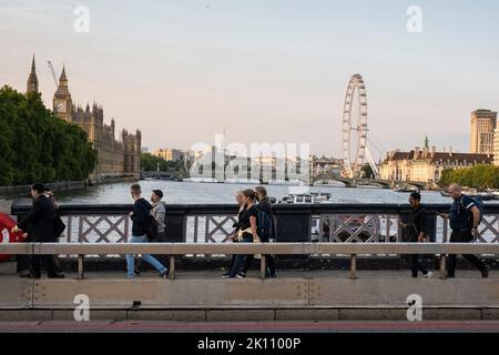 London, Großbritannien. 14. September 2022. Menschen mit gelben Armbändern in der Warteschlange der Bundesstaaten auf der Lambeth Bridge warten darauf, der verstorbenen Queen ihren Respekt zu zollen, deren Sarg im Bundesstaat Westminster Hall liegt, wo er vier Tage lang vor der Staatsbegräbnis am 19. September im Staat liegen wird. Hunderttausende von Menschen werden prognostiziert, um zu versuchen, mit Wartezeiten von 30 Stunden zu besuchen. Königin Elizabeth II., die am längsten regierende Monarchin der britischen Geschichte, starb im Alter von 96 Jahren in Balmoral, Schottland, und ihr Sohn, heute bekannt als König Karl III., ist ihr Nachfolger geworden. Bild: Stephen Chung / Alamy Live New Stockfoto