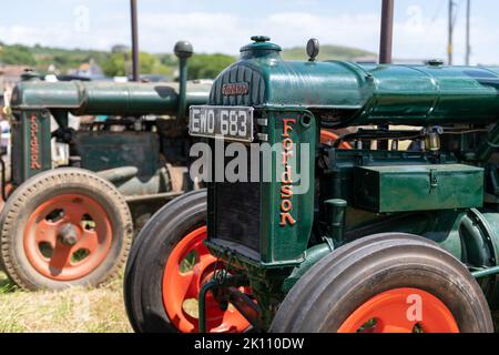 West Bay.Dorset.Vereinigtes Königreich.Juni 12. 2022.Fordson Modell N Standard-Traktoren sind auf der West Bay Vintage Rallye zu sehen Stockfoto