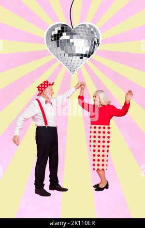 Vertikale Composite-Collage von zwei gealterten Menschen halten Arme haben Spaß tanzen Herzform Disco Ball isoliert auf gemaltem Hintergrund Stockfoto
