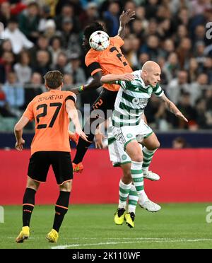 Celtic's Aaron Mooy (rechts) und Shakhtar Donetsks Lassina Traore springen während des UEFA Champions League-Spiel der Gruppe F im Stadtstadion von Legia Warsaw in Warschau, Polen, um den Ball. Bilddatum: Mittwoch, 14. September 2022. Stockfoto