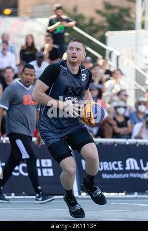 Montreal, Kanada, 03. September 2022: Marko Savić vom Team Beijing of China in Aktion während der Poolrunde der 2022 FIBA 3x3 World Tour Montreal Masters gegen das Team Princeton of USA auf dem Place des Festivals in Montreal, Kanada. Das Team Beijing of China gewann das Spiel mit 19:18 Punkten. Stockfoto