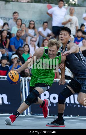 Montreal, Kanada, 03. September 2022: Canyon Barry (grün) vom Team Princeton aus den USA im Einsatz gegen Yuanbo Zhu (grau) vom Team China während der Poolrunde der 2022 FIBA 3x3 World Tour Montreal Masters auf dem Place des Festivals in Montreal, Kanada. Das Team Beijing of China gewann das Spiel mit 19:18 Punkten. Stockfoto