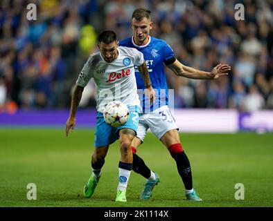 Napoli's Matteo Politano (links) und Borna Barisic der Rangers kämpfen während des UEFA Champions League Group A-Spiels im Ibrox Stadium, Glasgow, um den Ball. Bilddatum: Mittwoch, 14. September 2022. Stockfoto