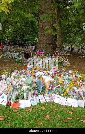 Engländer trauern vor dem buckingham Palast um die Königin Stockfoto