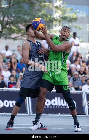 Montreal, Kanada, 03. September 2022: Tyrone Nash (grün) vom Team Princeton aus den USA im Kampf gegen Yuanbo Zhu (grau) aus Peking aus China während der Poolrunde der 2022 FIBA 3x3 World Tour Montreal Masters auf dem Place des Festivals in Montreal, Kanada. Das Team Beijing of China gewann das Spiel mit 19:18 Punkten. Stockfoto