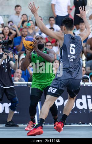 Montreal, Kanada, 03. September 2022: Isaiah Wilkerson (grün) vom Team Princeton aus den USA im Kampf gegen Peng Yan vom Team Beijing aus China während der Poolrunde der 2022 FIBA 3x3 World Tour Montreal Masters auf dem Place des Festivals in Montreal, Kanada. Das Team Beijing of China gewann das Spiel mit 19:18 Punkten. Stockfoto