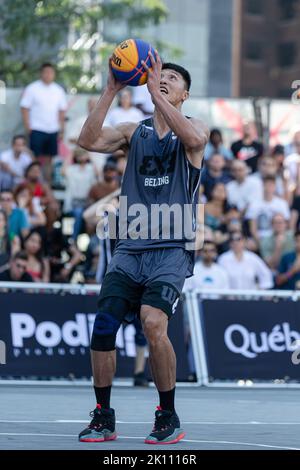 Montreal, Kanada, 03. September 2022: Yuanbo Zhu aus Peking (China) während der Poolrunde der 2022 FIBA 3x3 World Tour Montreal Masters gegen das Team Princeton (China) auf dem Place des Festivals in Montreal, Kanada. Das Team Beijing of China gewann das Spiel mit 19:18 Punkten. Stockfoto