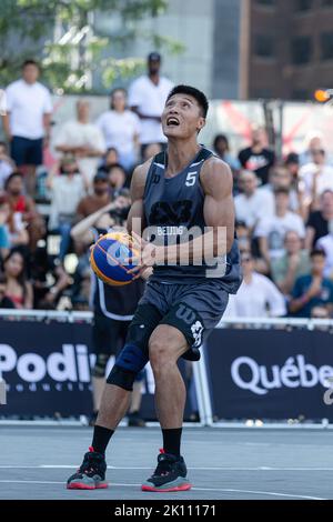 Montreal, Kanada, 03. September 2022: Yuanbo Zhu aus Peking (China) während der Poolrunde der 2022 FIBA 3x3 World Tour Montreal Masters gegen das Team Princeton (China) auf dem Place des Festivals in Montreal, Kanada. Das Team Beijing of China gewann das Spiel mit 19:18 Punkten. Stockfoto