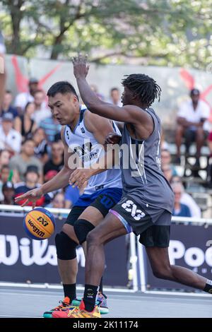 Montreal, Kanada, 03. September 2022: Delgernyam Davaasambuu (weiß) vom Team Ulaanbaatar MMC Energy of Mongolia im Einsatz gegen Anthony Tsegakele (grau) vom Team Gatineau aus Kanada während der Poolrunde der 2022 FIBA 3x3 World Tour Montreal Masters auf dem Place des Festivals in Montreal, Kanada. Das Team Ulaanbaatar MMC Energy of Mongolia gewann das Spiel mit 21:16 Punkten. Stockfoto