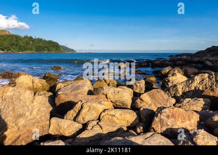 Meereswellen schlagen gegen Felsen am Strand in Brasilien Stockfoto