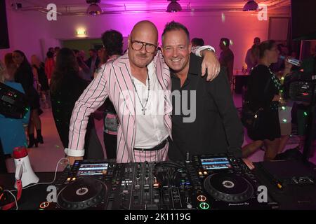 München, Deutschland. 14. September 2022. Gastgeber - CEO und Gründer Karsten Gessulat (l) und DJ Tom Novy zeigen am DJ-Stand bei der Eröffnung des neuen Loft-Büros von Average Sucks auf der Party Skandal im Sperrbezirk. Quelle: Felix Hörhager/dpa/Alamy Live News Stockfoto