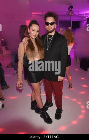 München, Deutschland. 14. September 2022. Joelina Drews und ihr Freund Adrian Louis zeigen sich bei der Eröffnung des neuen Loft-Büros von Average Sucks beim Party-Skandal im Sperrbezirk. Quelle: Felix Hörhager/dpa/Alamy Live News Stockfoto