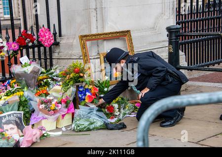 Engländer trauern vor dem buckingham Palast um die Königin Stockfoto