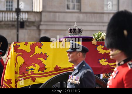 London, Großbritannien. 14. September 2022. Die kaiserliche Staatskrone auf einem violetten Samtkissen wird auf den Sarg der Königin gelegt, der mit dem Royal Standard drapiert ist, während er während der feierlichen Prozession der Königin auf einem Waffenwagen vom Buckingham Palace getragen wurde. Kredit: SOPA Images Limited/Alamy Live Nachrichten Stockfoto