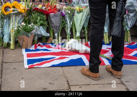 Engländer trauern vor dem buckingham Palast um die Königin Stockfoto