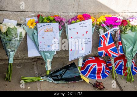 Engländer trauern vor dem buckingham Palast um die Königin Stockfoto