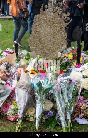 Engländer trauern vor dem buckingham Palast um die Königin Stockfoto