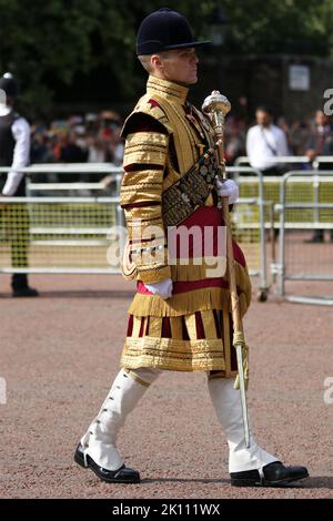 Gareth Chambers, Senior Drum Major der Household Division, wird als Königin Elizabeth die zweite auf einem Waffenwagen vom Buckingham Palace zur Westminster Hall entlang der Mall transportiert, bedeckt von der Royal Standard Flagge und der Imperial State Crown. Stockfoto