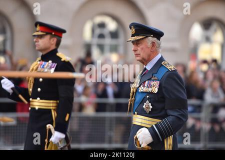 London, Großbritannien. 14. September 2022. König Charles III. Geht hinter den Sarg der Königin in Whitehall, als er während der feierlichen Prozession der Königin auf einem Waffenwagen vom Buckingham Palace getragen wurde. (Foto von Thomas Krych/SOPA Images/Sipa USA) Quelle: SIPA USA/Alamy Live News Stockfoto