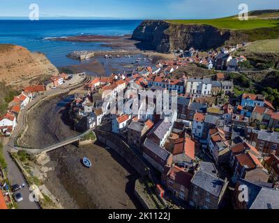 Luftaufnahme des Dorfes Staithes an der Küste von North Yorkshire im Vereinigten Königreich. Staith war früher eines der vielen Fischereizentren in England Stockfoto