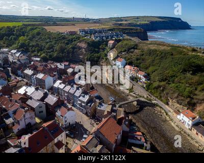 Luftaufnahme des Dorfes Staithes an der Küste von North Yorkshire im Vereinigten Königreich. Staith war früher eines der vielen Fischereizentren in England Stockfoto