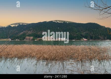 Abant See in Bolu Türkei. See- und Berglandschaft mit Reflexionen bei Sonnenuntergang. Schöner Blick auf die Natur in Bolu Abant Stockfoto