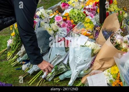 Engländer trauern vor dem buckingham Palast um die Königin Stockfoto