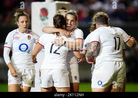 Die Engländerin Helena Rowland feiert mit Claudia MacDonald, nachdem sie beim Freundschaftsspiel der Women's International im Ashton Gate in Bristol einen Versuch gemacht hat. Bilddatum: Mittwoch, 14. September 2022. Stockfoto