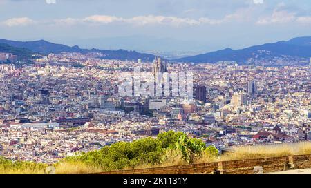 Luftaufnahme der Stadt Barcelona mit der Sagrada Familia Kathedrale im Stadtzentrum, Spanien. Stockfoto
