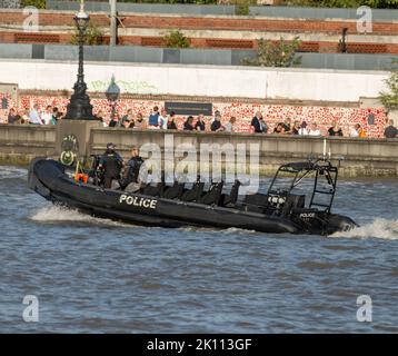 London, Großbritannien. 14. September 2022. Menschen, die auf der Lambeth-Brücke Schlange stehen, um den Sarg von HM the Queen Police Rib (starres, aufblasbares Boot) auf der Themse als Teil der Sicherheitsoperation zu sehen, Warteschlange im Hintergrund Quelle: Ian Davidson/Alamy Live News Stockfoto