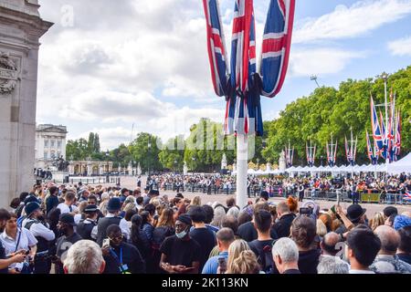 London, Großbritannien. 14. September 2022. Menschenmassen warten auf die Prozession zum liegenden Zustand der Königin vor dem Buckingham Palace. Die Königin wurde vom Buckingham Palace in die Westminster Hall im Palace of Westminster gebracht, wo sie bis zu ihrer Beerdigung am 19.. September bleiben wird. Kredit: Vuk Valcic/Alamy Live Nachrichten Stockfoto