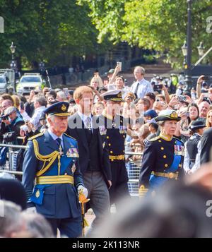 London, Großbritannien. 14. September 2022. König Karl III., Prinz Harry und Prinzessin Anne gehen hinter dem Sarg, während die Prozession für die staatliche Liegeweise der Königin durch die Mall führt. Die Königin wurde vom Buckingham Palace in die Westminster Hall im Palace of Westminster gebracht, wo sie bis zu ihrer Beerdigung am 19.. September bleiben wird. Kredit: Vuk Valcic/Alamy Live Nachrichten Stockfoto