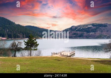 Abant See in Bolu Türkei. See- und Berglandschaft mit Reflexionen bei Sonnenuntergang. Schöner Blick auf die Natur in Bolu Abant Stockfoto