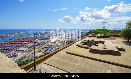 Panoramablick auf den Hafen von Barcelona von der Militärburg von Montjuic verteidigt mit Kanonen, Spanien, Katalonien. Stockfoto